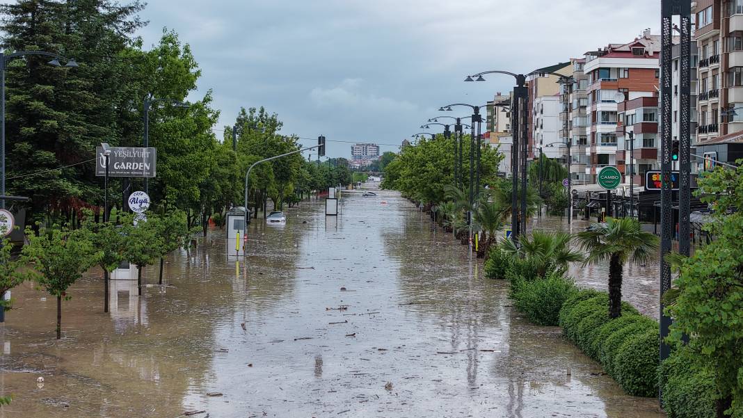 Sel suları Trabzon’u vurdu! Toklu deresi taştı, eski devlet sahil yolu Venedik’e döndü 20